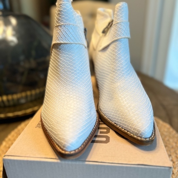 New ARIDER GIRL White Ankle Booties Size 6 - Picture 4 of 8